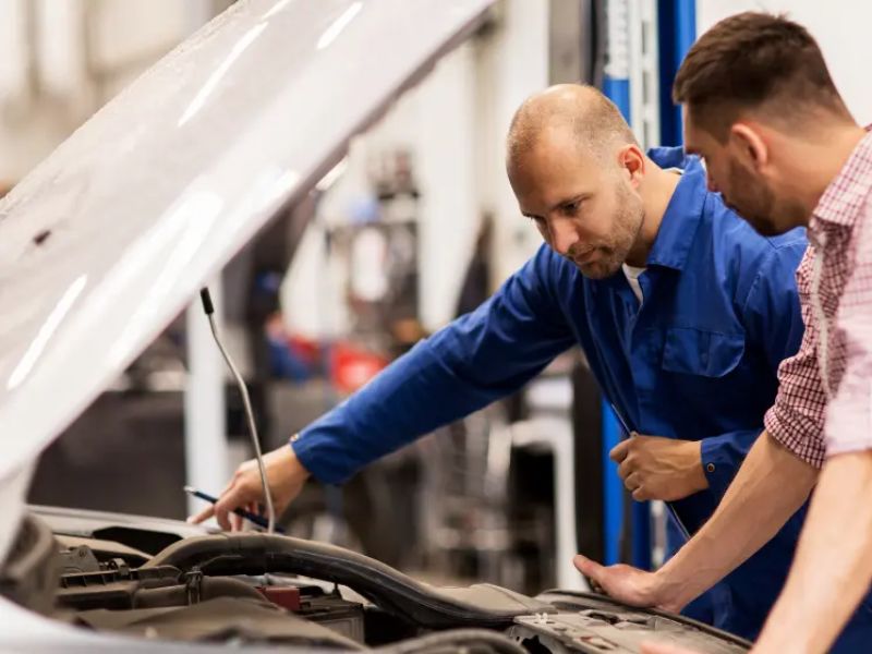 Cầu nối thông tin hiệu quả giữa khách hàng và đội ngũ kỹ thuật trong gara