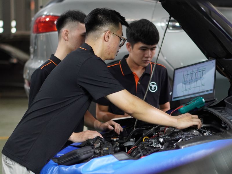 7 Mẹo giảm thời gian sửa chữa, tăng hiệu suất tại gara ô tô 6 Đào tạo kỹ thuật viên theo quy trình chuẩn