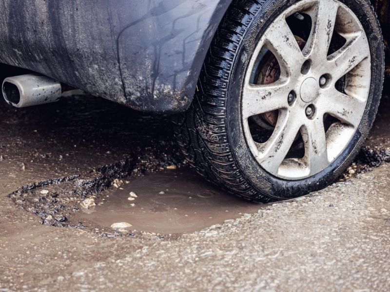 Chú ý khi xe đi qua ổ gà có bị kêu hay xóc bất thường không