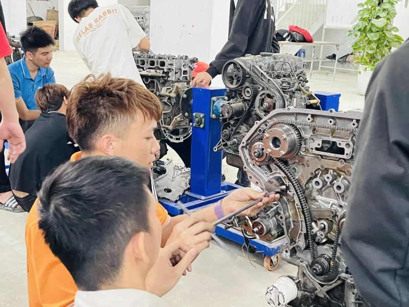 Đào tạo và nâng cao tay nghề kỹ thuật viên sửa chữa ô tô