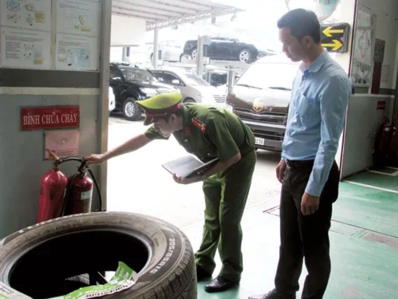 Điều kiện mở gara ô tô cho người mới: Tránh 7 sai lầm mất tiền 4 Gara bắt buộc phải có bình chữa cháy, lối thoát hiểm và sơ đồ PCCC cơ bản