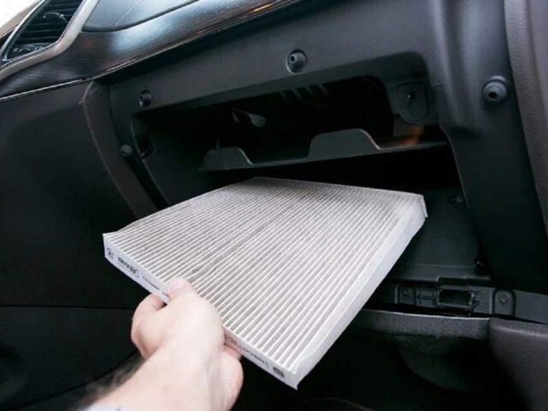 Kỹ thuật viên sẽ vệ sinh lọc gió, kiểm tra nước làm mát