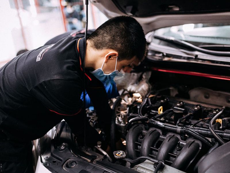 Tránh các tư thế cúi gập hoặc vặn xoắn kéo dài gây ảnh hưởng cột sống