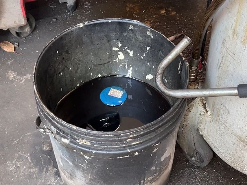 Trong hợp đồng cần ghi rõ danh mục chất thải phát sinh như dầu nhớt thải