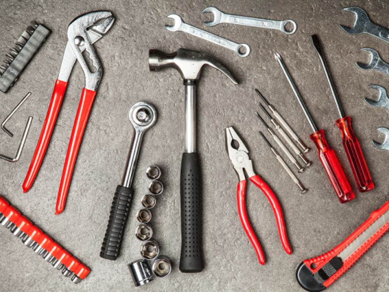 Vệ sinh và bôi trơn dụng cụ sửa chữa trong gara