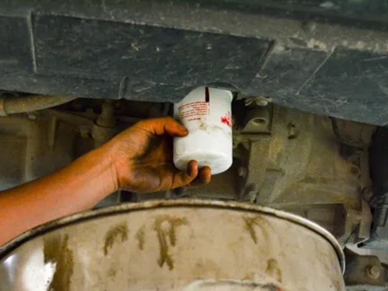 Việc thay lọc dầu và vệ sinh hệ thống nhiên liệu giúp động cơ hoạt động ổn định