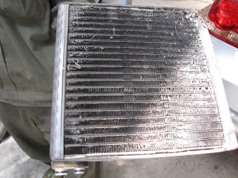 Việc thay lọc gió động cơ và vệ sinh giàn lạnh giúp xe chạy êm hơn