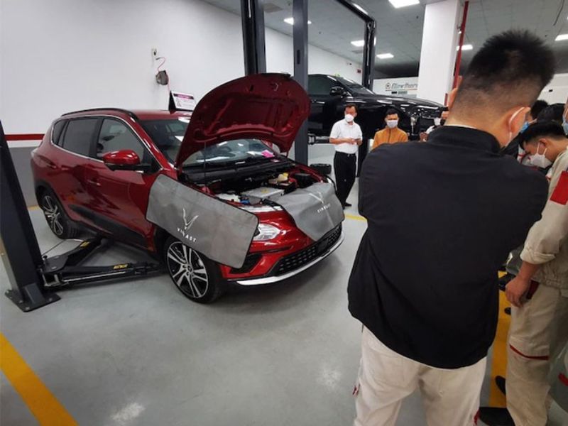 Xe của khách trong xưởng