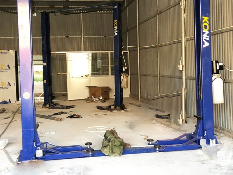 Cầu nâng 2 trụ giằng dưới (Cầu cổng dưới) 