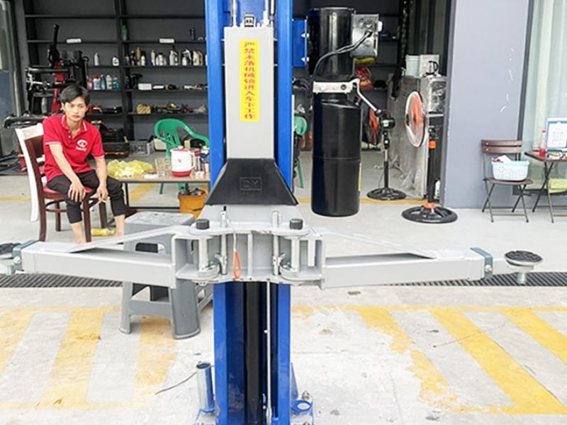 Cầu nâng 2 trụ giằng trên (Cầu cổng trên)