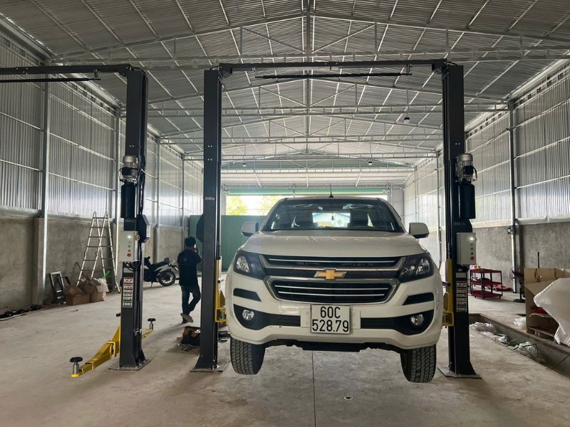Cầu nâng 2 trụ là gì? Cấu tạo các bộ phận chính của cầu nâng 2 trụ