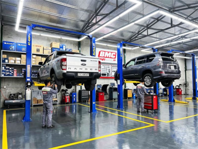 Chi phí mở gara ô tô bao nhiêu? Dự toán vốn chi tiết theo quy mô 3 Gara nhỏ 1–2 cầu nâng