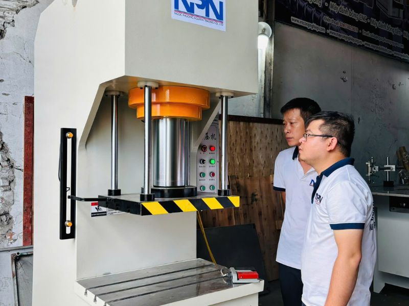 Kích tay kết hợp khí nén được ưu tiên sử dụng