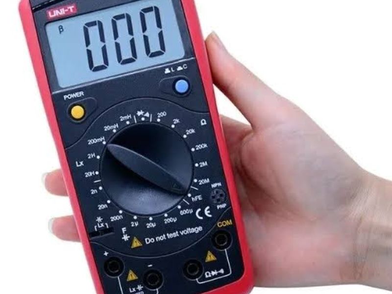 Kinh nghiệm chọn máy đo điện dung cho chủ gara mới 3 Kiểm tra hệ thống điện chính xác