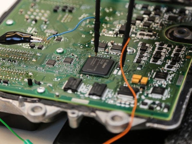 Đồng hồ đo điện ô tô: Các loại phổ biến, cách dùng trong gara 3 Hạn chế rủi ro cho ECU/ECM