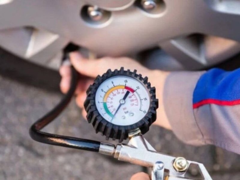 Đồng hồ đo áp suất lốp ô tô: Phân loại, cách dùng và cách chọn 3 Đồng hồ đo áp suất lốp là thiết bị dùng để kiểm tra áp suất không khí bên trong lốp xe